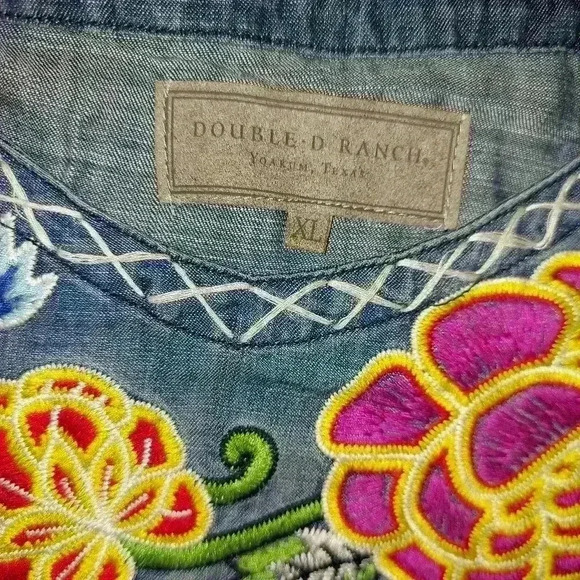 Double D Ranch Yoakum Texas Linen Blend Chambray Denim Floral Embroidered Top - Picture 4 of 5